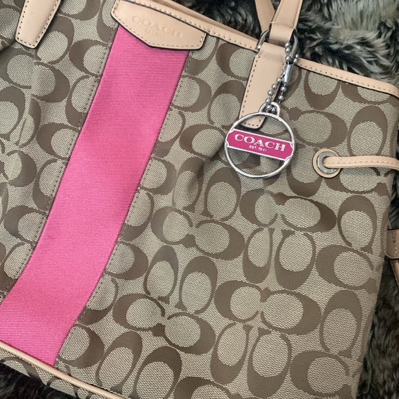 Coach Signature Triple Compartment Shoulder Bag & Charm - Picture 2 of 15